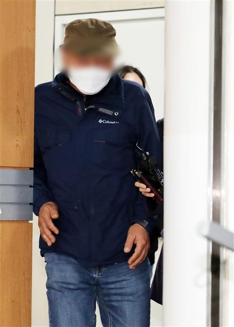 범죄인 인도심사 마치고 나오는 ‘웰컴투비디오’ 손정우 아버지