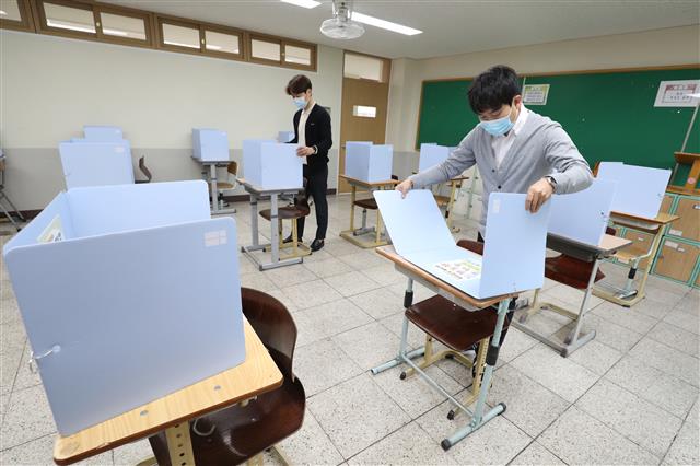 등교 개학 앞두고 가림막 설치된 고3 교실