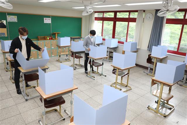 등교 개학 앞둔 고3 교실, 가림막 설치
