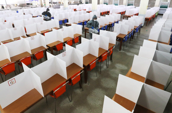 학교 급식실 칸막이 빼곡