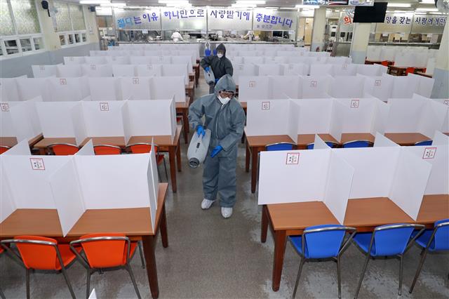 고3 등교 D-1...칸막이 설치된 급식실 ‘방역 소독’