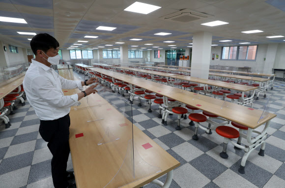 고3 등교 앞두고 분주한 학교