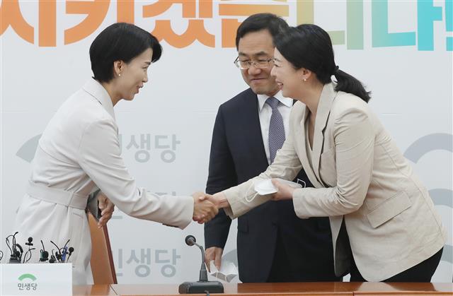 김정화 대표와 인사 나누는 배현진 원내대변인