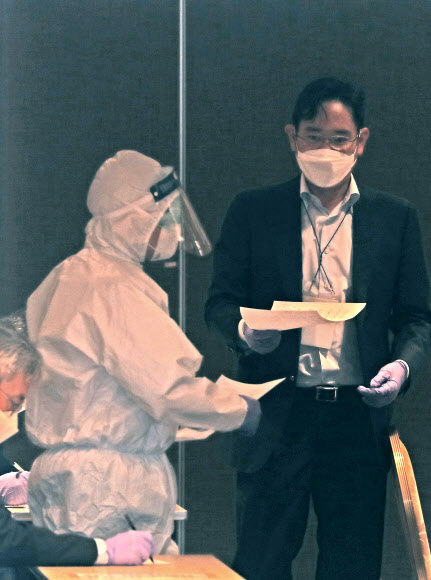 문진표 제출하는 이재용 부회장