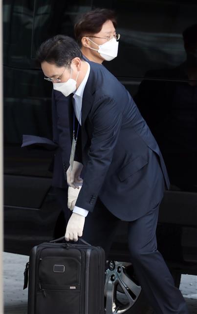 짐내리는 이재용 부회장