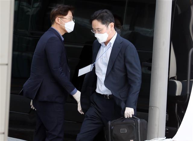 짐 챙기는 이재용 부회장