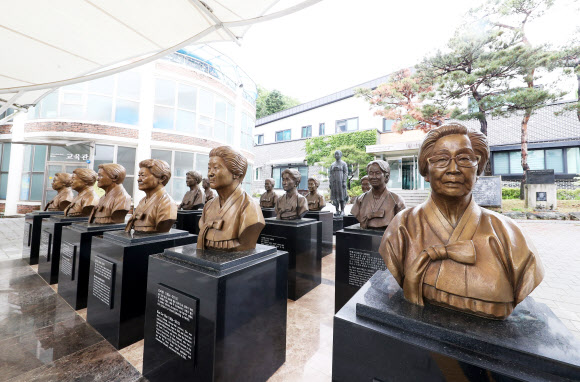 나눔의 집에 세워진 돌아가신 위안부 피해 할머니들 흉상