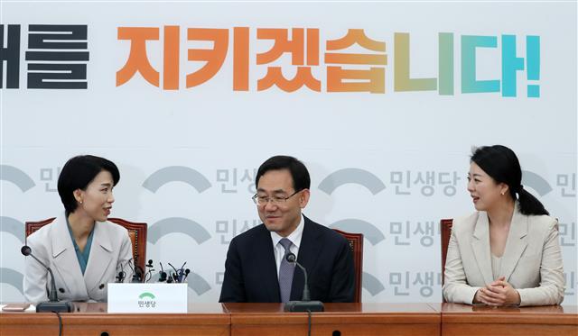 대화 나누는 김정화.주호영.배현진