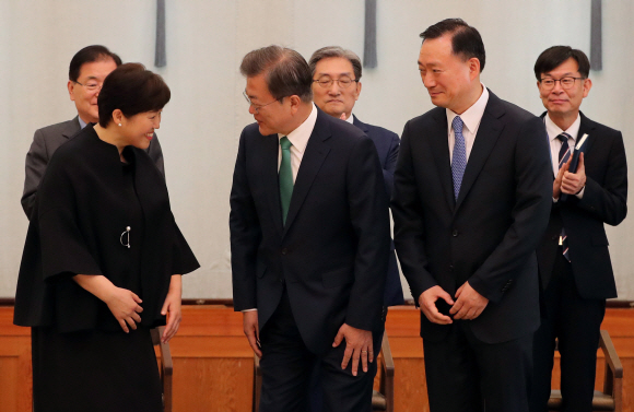 문재인 대통령이 19일 오후 청와대에서 유연상 신임 경호처장에게 임명장을 수여한 자리를 이동하기 앞서 부인인 안현미 씨와 이야기를 나누고 있다. 유연상 신임 경호처장은 대통령 경호실이 공개채용을 시작한 1988년 이후 공채 출신으로는 처음으로 경호처장까지 올랐다. 2020. 5. 19 도준석 기자pado@seoul.co.kr