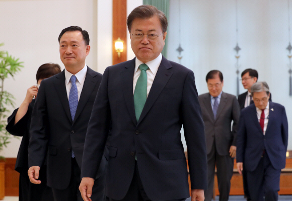 문재인 대통령이 19일 오후 청와대에서 유연상 신임 경호처장에게 임명장을 수여한 뒤 환담회장으로 이동하고 있다. 유연상 신임 경호처장은 대통령 경호실이 공개채용을 시작한 1988년 이후 공채 출신으로는 처음으로 경호처장까지 올랐다. 2020. 5. 19 도준석 기자pado@seoul.co.kr