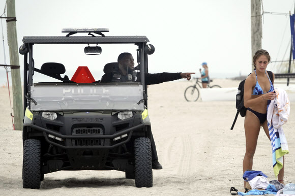 미국 플로리다 주의 신종 코로나바이러스 감염증(코로나19) 봉쇄 완화 조치로 18일(현지시간) 팜비치카운티의 델레이 해변이 재개장하자 많은 사람들이 몰려와 사회적 거리두기를 유지하며 즐기고 있다. 팜비치 AP 연합뉴스