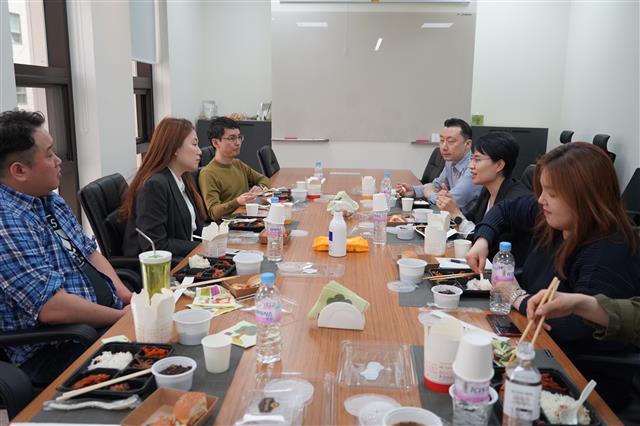 더빈트 관계자들과 식품,외식업체 관계자들이 지난 8일 서울 서초구 더빈트 사무실에서 비건 도시락을 먹으며 국내 비건 비즈니스에 관한 토론을 하고 있다. 사진 푸드컬처랩 제공