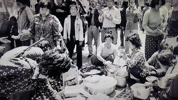 5·18 당시 양동시장 아주머니들이 거리에서 주먹밥을 만들어 시민들에게 나눠 주고 있다. 5·18기념재단 제공