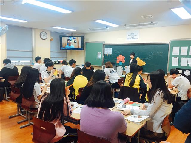 광주여고 김영주 교사가 2018년 교실에서 수업하는 모습.