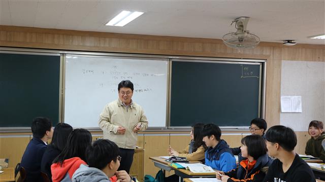 순천 별량중 박래훈 교사가 2017년 수업하는 모습.