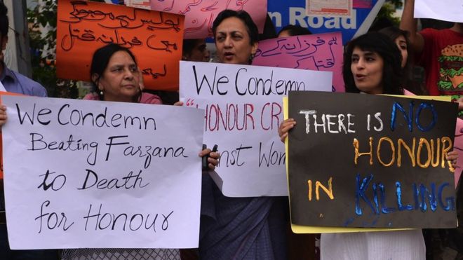 2014년 파키스탄 여성이 명예 살인으로 희생되자 여성단체 활동가 등이 ‘살인에는 명예가 있을 수 없다’는 문구가 적힌 플래카드를 든 채 시위를 벌이고 있다. AFP 자료사진 