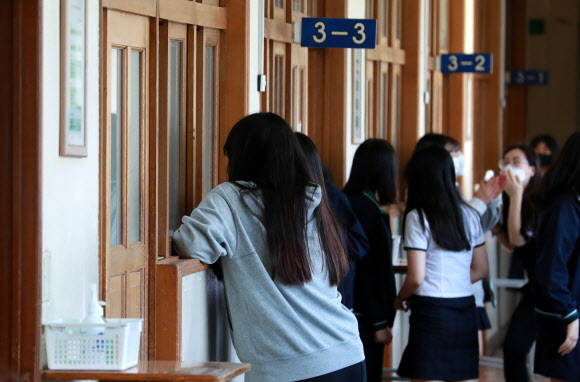 고등학교 3학년 등교 개학 첫날인 20일 오전 부산 동래구 중앙여자고등학교에서 쉬는시간 학생들이 창문 밖으로 친구와 대화하고 있다. 2020.5.20  연합뉴스