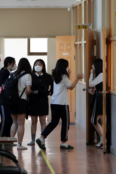 20일 오전 올해 첫 교실 수업을 하는 광주 남구 한 여자고등학교에서 고3 학생들이 친구들을 반기고 있다. 2020.5.20  연합뉴스