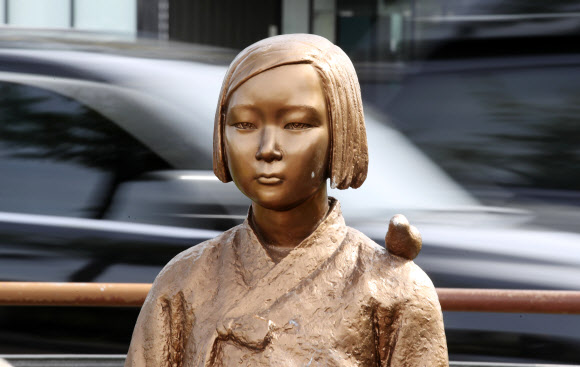 20일 오전 서울 동작구 흑석동에 있는 평화의 소녀상 얼굴 부분이 파손돼 있다. 경찰에 따르면 이날 오전 6시 45분께 20대 남성 A씨가 소녀상을 돌로 찍어 소녀상 얼굴 부위 등 2곳이 파손됐다. 2020.5.20  연합뉴스