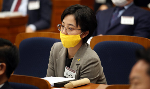 20일 오전 국회 헌정기념관 대강당에서 열린 제21대 국회 초선의원 의정연찬회에서 정의당 류호정 당선인이 문희상 국회의장의 특강을 경청하고 있다. 2020.5.20  연합뉴스