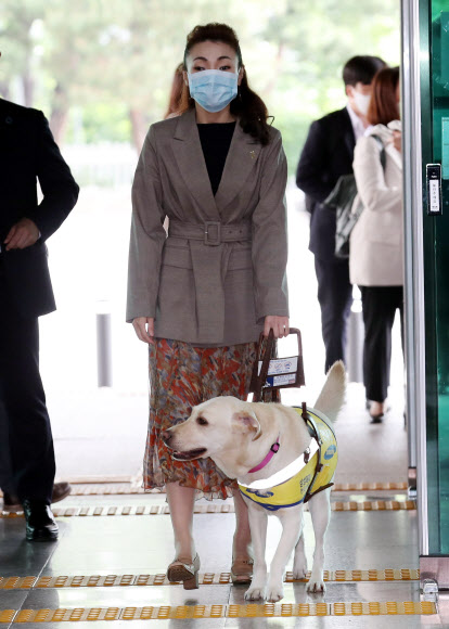 20일 오전 국회 헌정기념관 대강당에서 열린 제21대 국회 초선의원 의정연찬회에서 미래한국당 김예지 당선인이 안내견과 함께 입장하고 있다. 2020.5.20  연합뉴스