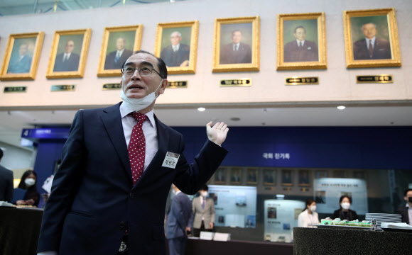 20일 오전 국회 헌정기념관 대강당에서 열린 제21대 국회 초선의원 의정연찬회에서 미래통합당 태영호 당선인이 헌정기념관을 둘러보고 있다. 2020.5.20  연합뉴스