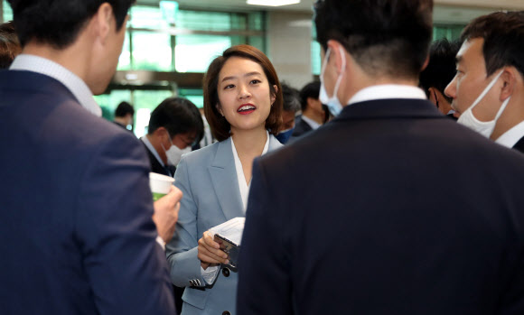 20일 오전 국회 헌정기념관 대강당에서 열린 제21대 국회 초선의원 의정연찬회에서 더불어민주당 고민정 당선인이 동료 당선인들과 대화하고 있다. 2020.5.20  연합뉴스