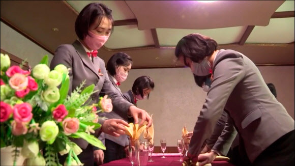 북한 대남 선전매체 우리민족끼리TV는 20일 평양상업봉사대학의 실습교육 영상을 공개했다. 평양상업봉사대학은 관광 서비스 인력 양성을 위한 교육기관으로 추정된다. 2020.5.20  우리민족끼리TV 캡처