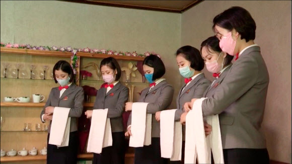 북한 대남 선전매체 우리민족끼리TV는 20일 평양상업봉사대학의 실습교육 영상을 공개했다. 평양상업봉사대학은 관광 서비스 인력 양성을 위한 교육기관으로 추정된다. 2020.5.20  우리민족끼리TV 캡처