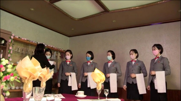 북한 대남 선전매체 우리민족끼리TV는 20일 평양상업봉사대학의 실습교육 영상을 공개했다. 평양상업봉사대학은 관광 서비스 인력 양성을 위한 교육기관으로 추정된다. 2020.5.20  우리민족끼리TV 캡처