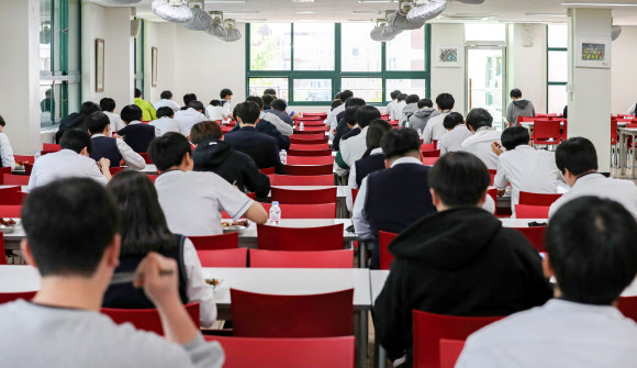 고3 등교 개학일인 20일 오후 서울의 한 고등학교 급식실에서 학생들이 거리를 둔 채 점심을 먹고 있다. 2020.5.20  연합뉴스