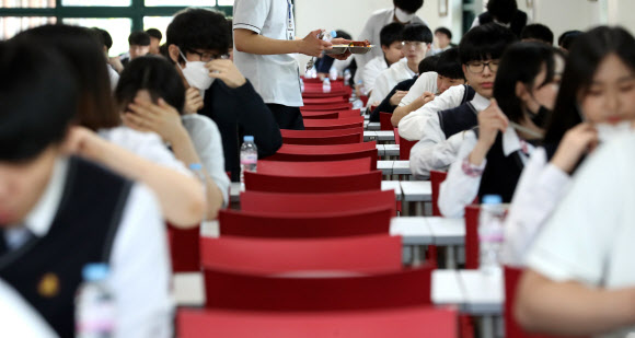 고3 등교 개학일인 20일 오후 서울의 한 고등학교에서 학생들이 거리를 둔 채 점심을 먹고 있다. 2020.5.20  연합뉴스