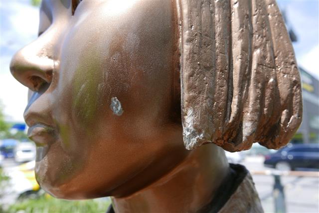 윤미향 더불어민주당 비례대표 당선인(전 정의기억연대 이사장)과 정의기억연대(정의연)가 기금 사용 등을 놓고 논란이 된 상황에서 정의연 전신인 한국정신대문제대책협의회(정대협)가 기획?제작해 온 평화의 소녀상(위안부 평화비)을 훼손한 20대 남성이 20일 오전 폭행시비 끝에 경찰에 입건돼 조사받고 있다. 20일 오후 서울 동작구 흑석동에 설치된 소녀상의 뺨과 어깨 위 새 모양 조형물이 상처 난 상태다. 2020.5.20 뉴스1