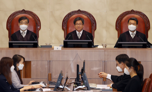 지난 5월 공개변론에 참석한 김명수(가운데) 대법원장. 대법원은 최근 여당 의원들이 발의한 법원조직법 개정안에 대해 위헌 소지가 있다는 반대 의견서를 국회에 제출했다. 2020. 5. 20 박지환 기자popocar@seoul.co.kr