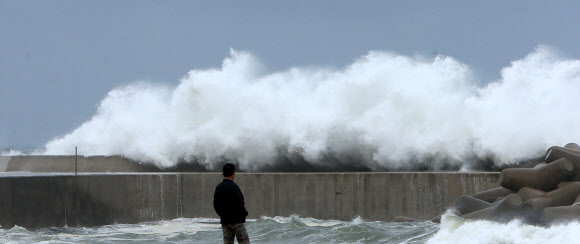 동해 전 해상에 풍랑특보가 내려진 20일 강원 속초시 속초해변 앞 방파제에 높은 파도가 몰아치고 있다. 2020.5.20  연합뉴스