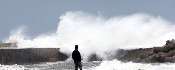 동해 전 해상에 풍랑특보가 내려진 20일 강원 속초시 속초해변 앞 방파제에 높은 파도가 몰아치고 있다. 2020.5.20  연합뉴스