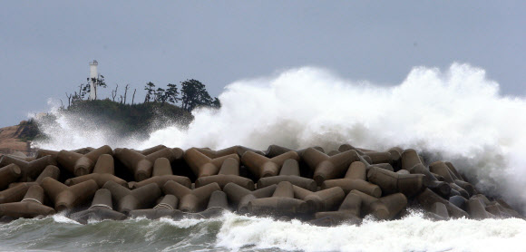동해 전 해상에 풍랑특보가 내려진 20일 강원 속초시 속초해변 앞 방파제에 높은 파도가 몰아치고 있다. 2020.5.20  연합뉴스