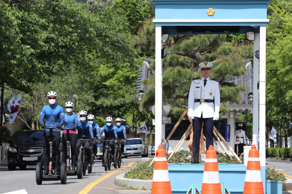 청와대 외곽 경비를 담당하고 있는 202 경비단 소속 경찰들이 20일 전동휠과 자전거를 타고서 청와대 인근에서 순찰 활동을 하고 있다. 청와대 경호처는 ‘친근한 경호’, ‘열린 경호’, ‘낮은 경호’ 방침을 구현하기 위해 시민들에게 친근함을 주는 자전거 순찰대를 운영해오고 있다. 2020. 5. 20  도준석 기자pado@seoul.co.kr