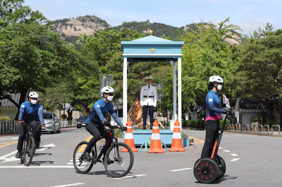 청와대 외곽 경비를 담당하고 있는 202 경비단 소속 경찰들이 20일 전동휠과 자전거를 타고서 청와대 인근에서 순찰 활동을 하고 있다. 청와대 경호처는 ‘친근한 경호’, ‘열린 경호’, ‘낮은 경호’ 방침을 구현하기 위해 시민들에게 친근함을 주는 자전거 순찰대를 운영해오고 있다. 2020. 5. 20  도준석 기자pado@seoul.co.kr