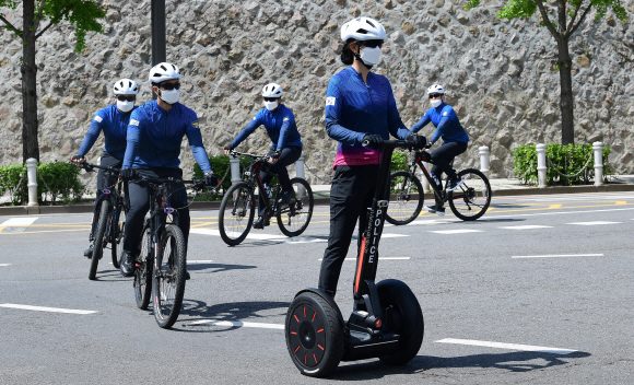 청와대 외곽 경비를 담당하고 있는 202 경비단 소속 경찰들이 20일 전동휠과 자전거를 타고서 청와대 인근에서 순찰 활동을 하고 있다. 청와대 경호처는 ‘친근한 경호’, ‘열린 경호’, ‘낮은 경호’ 방침을 구현하기 위해 시민들에게 친근함을 주는 자전거 순찰대를 운영해오고 있다. 2020. 5. 20  도준석 기자pado@seoul.co.kr