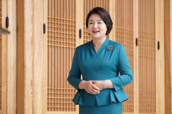 김정숙 여사가 청와대 상춘재에서 ‘한국문화홍보 채널 개국식 및 코리아넷 명예기자단 발대식을 축하하는 메시지를 전하고 있다. 2020.5.20  청와대제공