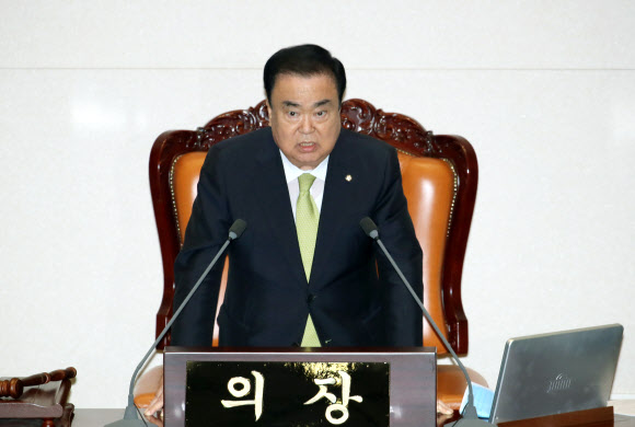 문희상 국회의장이 20일 오후 서울 여의도 국회에서 제20대 국회 마지막 본회의 개의 선언을 하고 있다. 2020.5.20  연합뉴스