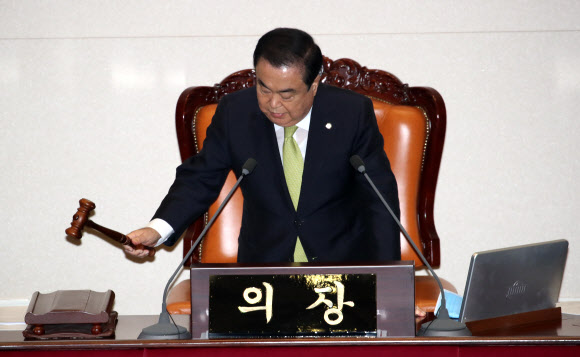 문희상 국회의장이 20일 국회 본회의장에서 열린 제378회 국회(임시회) 제1차 본회의에서 안건을 상정하고 있다. 2020.5.20  연합뉴스