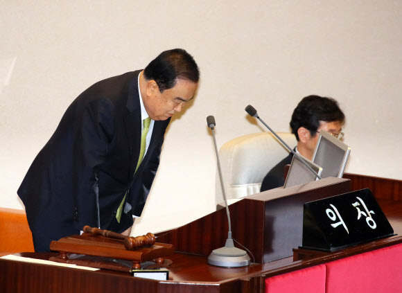 문희상 국회의장이 20일 국회 본회의장에서 열린 제20대 국회 마지막 본회의에서 정치인생을 마무리하는 소회를 밝힌 뒤 인사히고 있다.  2020.5.20  연합뉴스