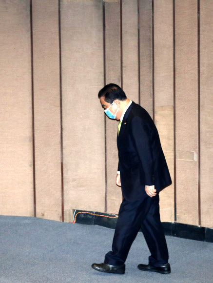 문희상 국회의장이 20일 국회 본회의장에서 열린 제378회 국회(임시회) 제1차 본회의에서 주승용 국회부의장과 교대 후 이동하고 있다. 2020.5.20  연합뉴스