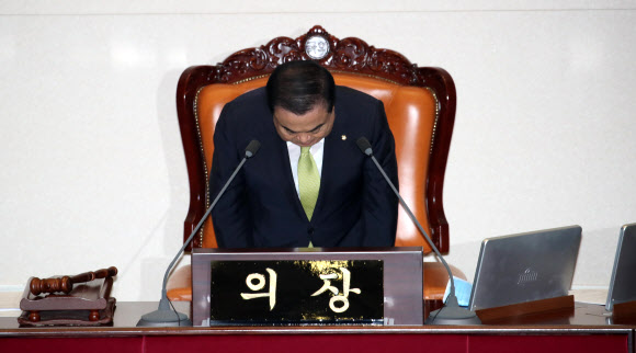 문희상 국회의장이 20일 국회 본회의장에서 열린 제378회 국회(임시회) 제1차 본회의에서 인사하고 있다. 2020.5.20  연합뉴스
