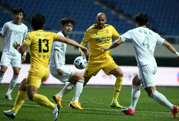 광주FC 공격수 펠리페(오른쪽 두 번째)가 지난 9일 광주월드컵경기장에서 열린 2020 K리그1 성남FC와의 경기에서 성남의 수비진 사이에서 공격을 시도하고 있다. 광주 연합뉴스