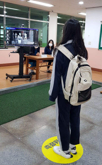 열화상 카메라로 체온 측정하는 고3 학생