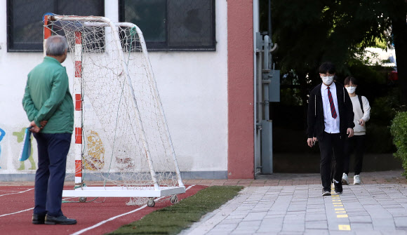 안내선 따라 등교