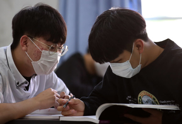 서로 예상 문제 확인하며